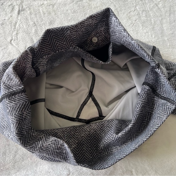 Lululemon Essential Rhythm Crop Full-On Luxtreme in Diffusion White Black - Picture 6 of 9